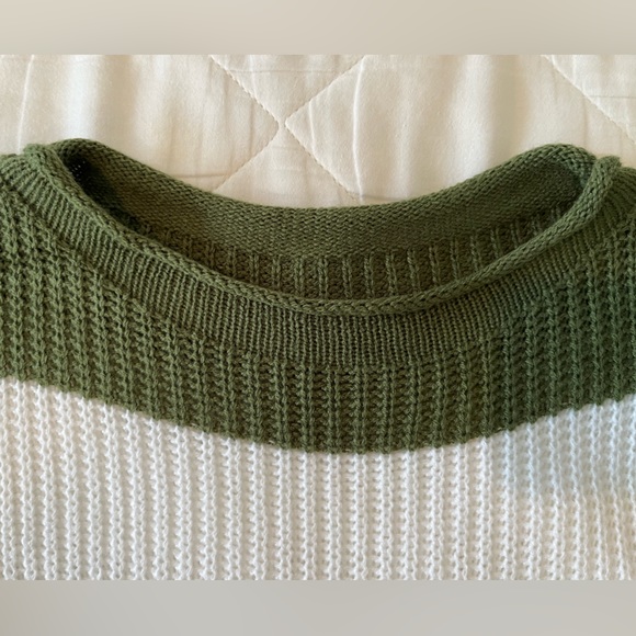 Oversized Light weight green and white knit sweater - Picture 2 of 4